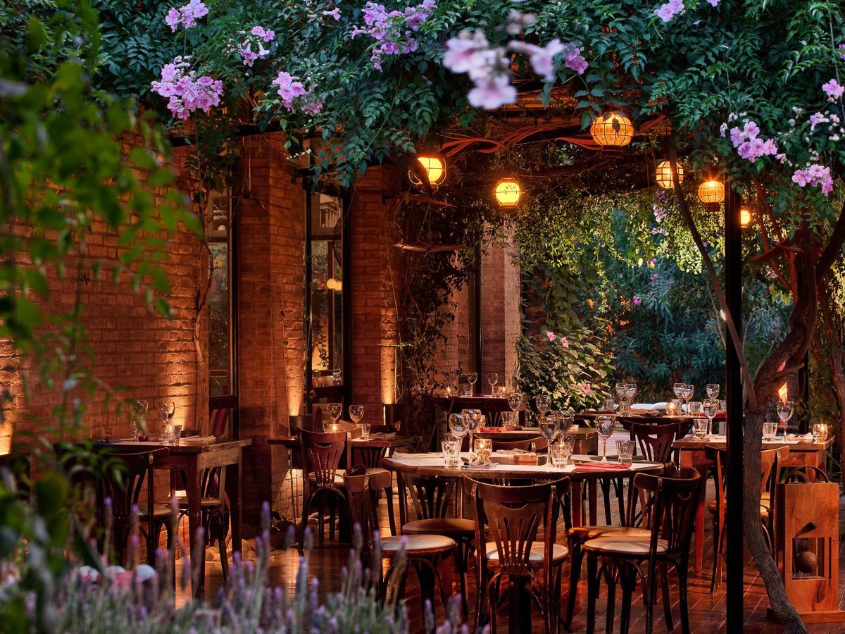 Pérgola de Anna Bistró para eventos al aire libre en Mendoza